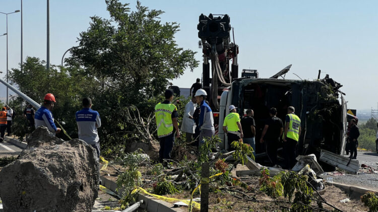 Kayseri’de yolcu otobüsü devrildi; 1 ölü, 23 yaralı