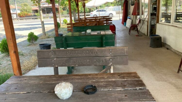 Kapalı kahvehanenin masasını kullanıp su içen aile, ayrılırken para ile not bıraktı