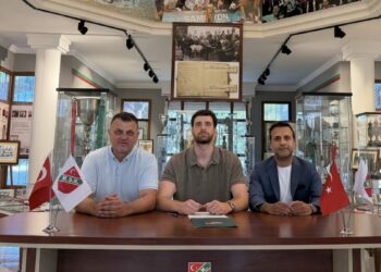 Karşıyaka'da Hakan imzayı attı, ilk yabancı yolda