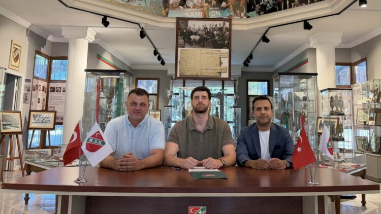 Karşıyaka'da Hakan imzayı attı, ilk yabancı yolda