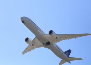 Japonya'da iki uçak havada tehlikeli şekilde yakınlaştı