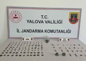 Yalova’da durdurulan araçta 228 sikke ile 28 tarihi obje ele geçirildi