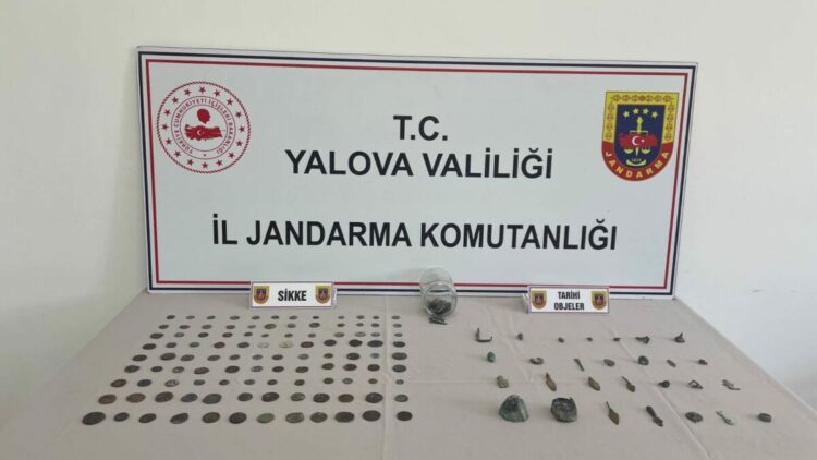 Yalova’da durdurulan araçta 228 sikke ile 28 tarihi obje ele geçirildi