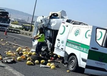 Ankara'da kamyonet, kamyona arkadan çarptı: 1 ölü, 2 yaralı