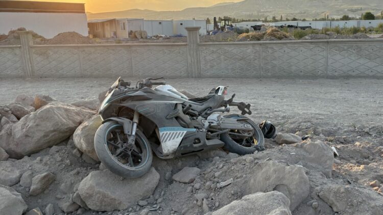 Kayseri'de motosiklet devrildi: 2 yaralı