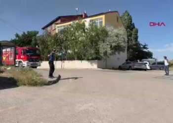 Alevlerin evine sıçramasını hortumla önlemeye çalıştı