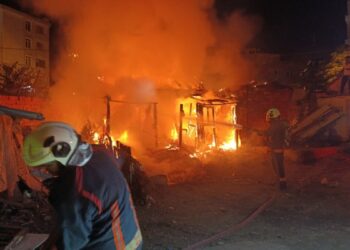 Edirne’de tek katlı metruk ev alev alev yandı