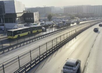 Küçükçekmece D-100'de otomobil, İETT otobüsüne çarptı; yaralılar var -1