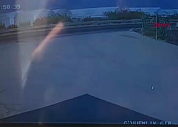 Otomobilin dereye uçtuğu kaza kamerada