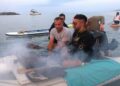 SUP sporcularına denizin ortasında mangalda kebap servisi