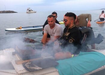 SUP sporcularına denizin ortasında mangalda kebap servisi