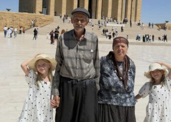 34 yıl sonra tüp bebek tedavisiyle dünyaya gelen ikiz kızlarıyla Anıtkabir’i ziyaret ettiler