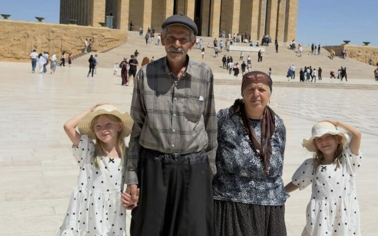 34 yıl sonra tüp bebek tedavisiyle dünyaya gelen ikiz kızlarıyla Anıtkabir’i ziyaret ettiler