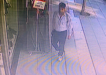 Avcılar'da mağazadan 6 bin liralık hırsızlık kamerada; ceketi giyip kaçtı