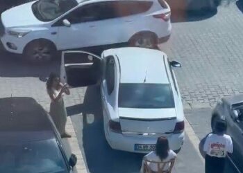 Sandalyeye oturup kafenin önüne otomobilini park etmek isteyen sürücüye engel oldu