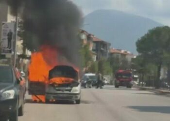 Seyir halindeyken alev alan otomobil kullanılamaz hale geldi