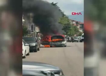 Seyir halindeki otomobil alev alev yandı