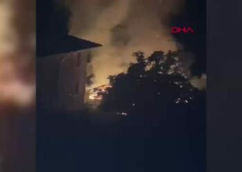 Bartın'da tek katlı ahşap ev yandı