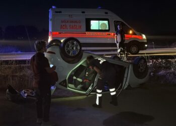Eskişehir’de şarampole devrilip takla atan otomobilde 2 kişi yaralandı