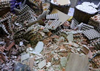 İzmir’de otomobil dönerciye daldı; bitişikteki iş yerindeki binlerce yumurta kırıldı