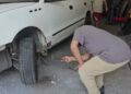 43 yıl önce dayısından öğrendiği oto kaportacılık mesleğini oğluyla sürdürüyor