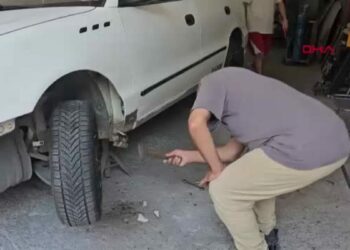 43 yıl önce dayısından öğrendiği oto kaportacılık mesleğini oğluyla sürdürüyor