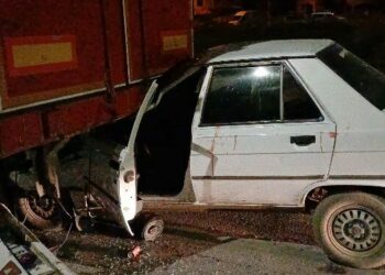 Otomobil, park halindeki TIR'a çarptı; alkollü sürücü yaralandı