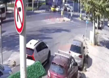 Sultangazi'de yayaya çarpmamak için manevra yaptı; trafik ışığına çarptı