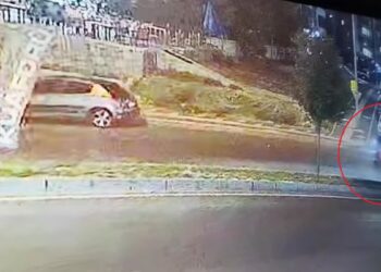 Ters yönde ilerlerken motosiklet devrildi, sürücü otomobilin altında kalmaktan son anda kurtuldu
