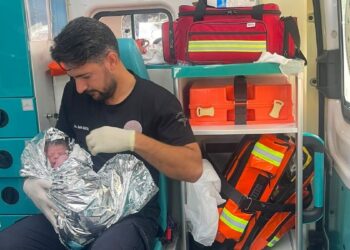 7'nci çocuğunu ambulansta dünyaya getirdi