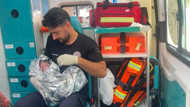 7'nci çocuğunu ambulansta dünyaya getirdi