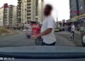 Trafikte tartıştığı sürücüyü darbedip, testereyle saldırmaya çalıştı
