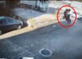 Motosiklet sürücüsünün öldüğü kazada kaldırımdaki yaya son anda kurtuldu; o anlar kamerada