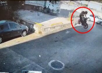Motosiklet sürücüsünün öldüğü kazada kaldırımdaki yaya son anda kurtuldu; o anlar kamerada