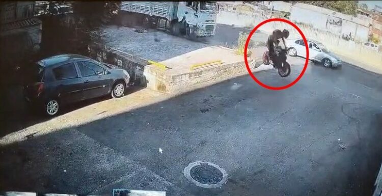 Motosiklet sürücüsünün öldüğü kazada kaldırımdaki yaya son anda kurtuldu; o anlar kamerada