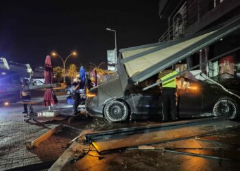 Bodrum'da otomobil, börekçiye daldı: 2 yaralı
