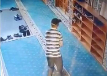 Sultangazi'de camilerden ayakkabı çalan şüpheli kamerada
