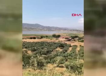 Göletten su alıp, tekrar havalanamayan yangın söndürme uçağının iniş anı kamerada