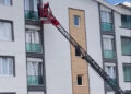 Balkon korkuluğuna sıkışan güvercini itfaiyeciler kurtardı