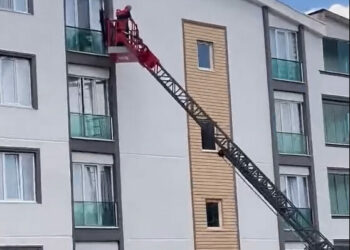 Balkon korkuluğuna sıkışan güvercini itfaiyeciler kurtardı