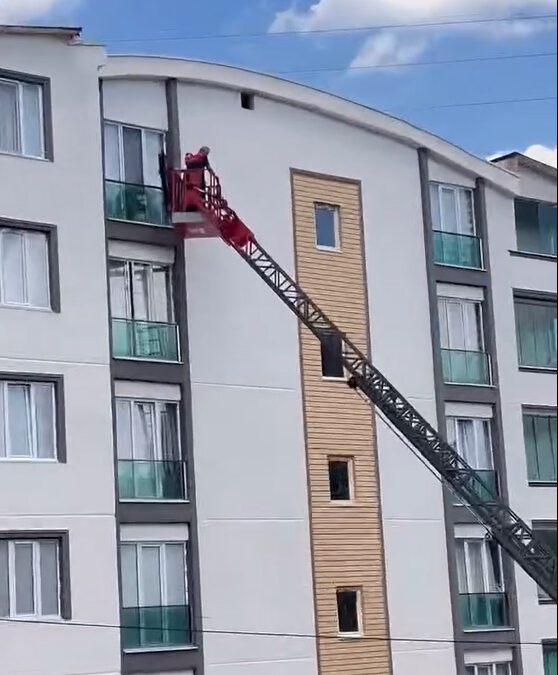 Balkon korkuluğuna sıkışan güvercini itfaiyeciler kurtardı