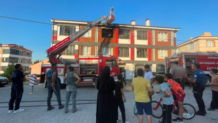 Eskişehir’de iki katlı binada yangın: 4 kişi dumandan etkilendi