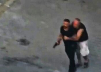 Taziye evindeki kavgada silah çekip husumetlilerini kovaladı