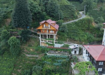 Rize'de yol üstüne villa