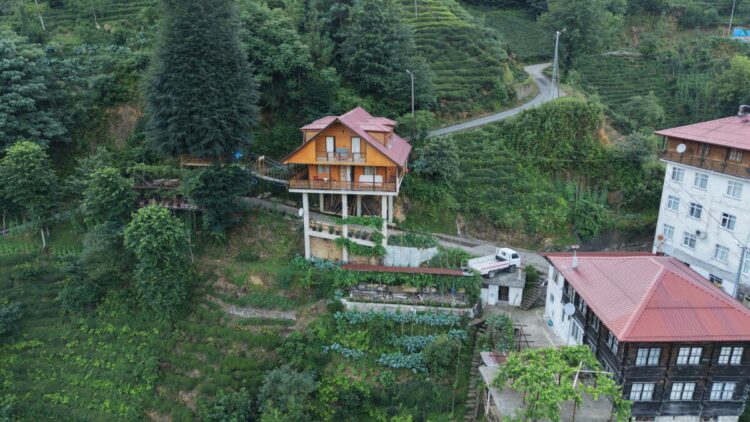 Rize'de yol üstüne villa