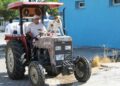 Köpek Benekli, kendisini sahiplenen çiftçinin 'yol arkadaşı' oldu