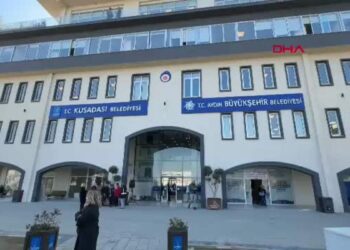 Kuşadası Belediyesi'ne operasyon: 15 gözaltı