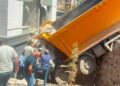 Freni boşaldığı öne sürülen kamyon, binanın duvarına çarptı; 1 yaralı