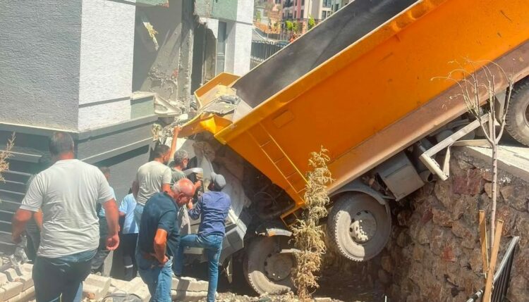 Freni boşaldığı öne sürülen kamyon, binanın duvarına çarptı; 1 yaralı