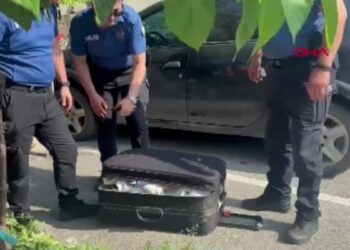 Valilik otoparkında unutulan valizlerden kıyafet çıktı
